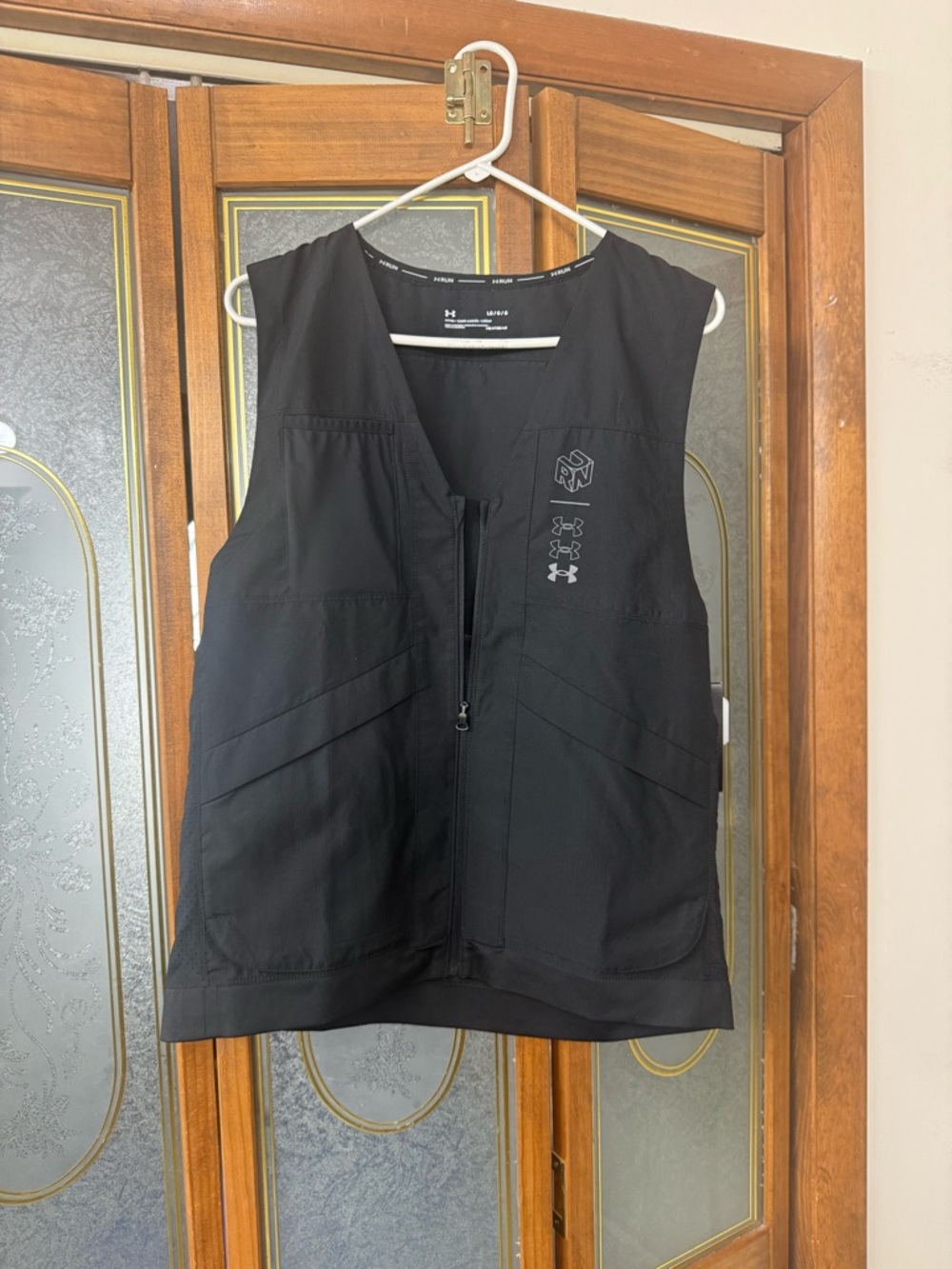 Under Armour Black and White Vest Logo Tag BRAND NEW